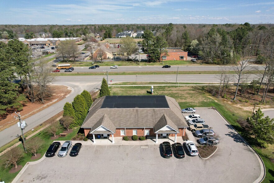 10611 Greenyard Way, Chester, VA à vendre - Photo du bâtiment - Image 2 de 34