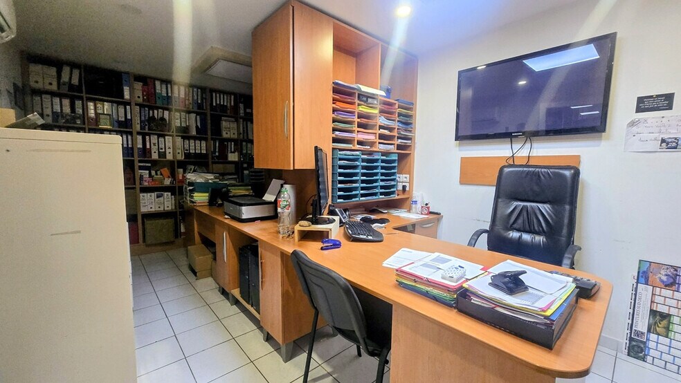 Industrial in La Garde for lease - Interior Photo - Image 2 of 3