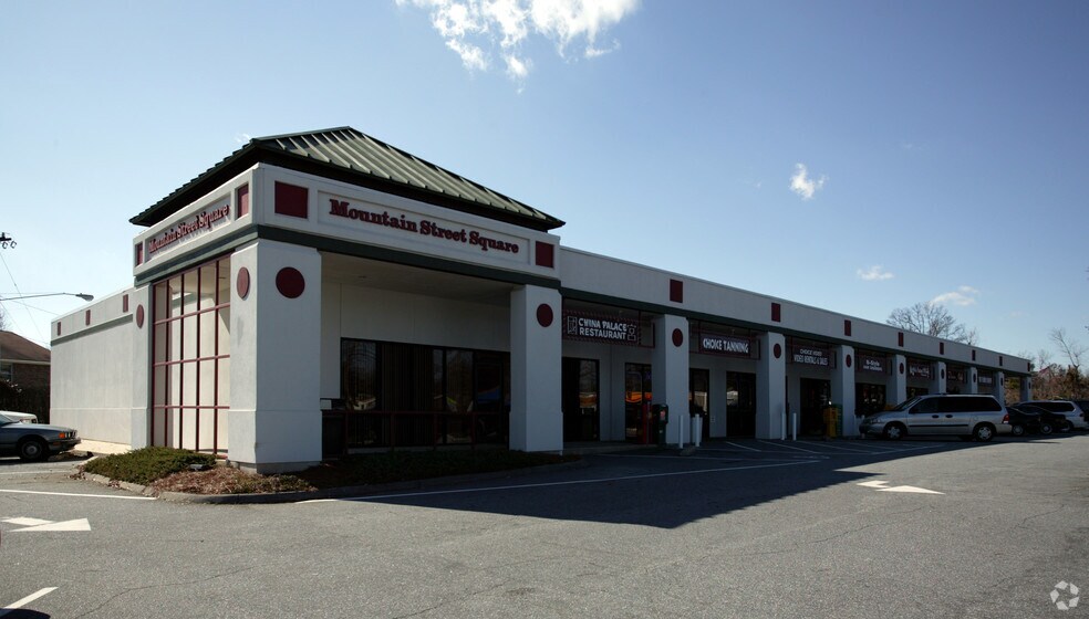 305 W Mountain St, Kernersville, NC à louer - Photo du bâtiment - Image 2 de 5