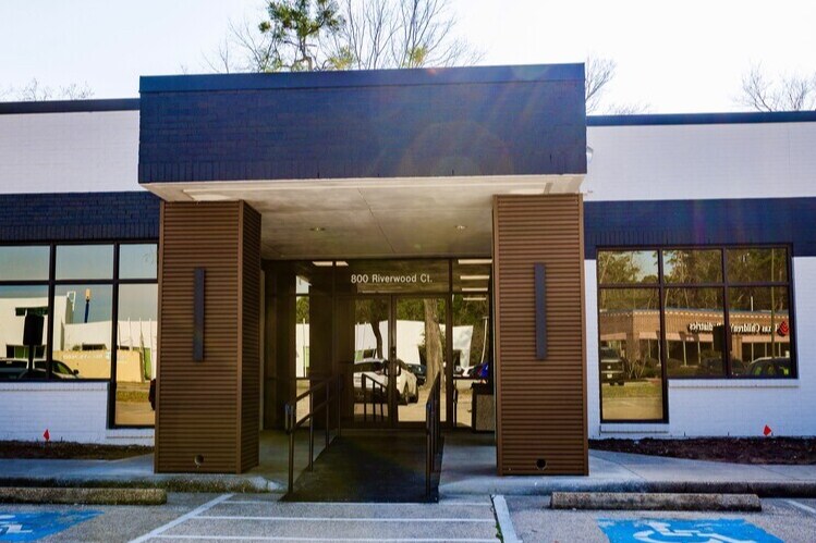 800 Riverwood Ct, Conroe, TX à louer - Photo du bâtiment - Image 1 de 9