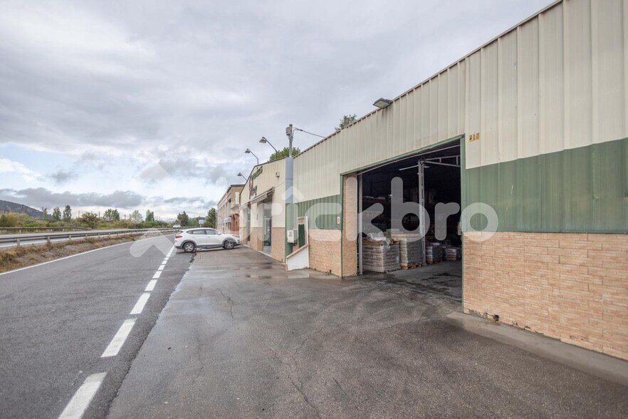Naves en Carretera de Caldes portefeuille de 2 propriétés à vendre sur LoopNet.ca - Photo du bâtiment - Image 3 de 41
