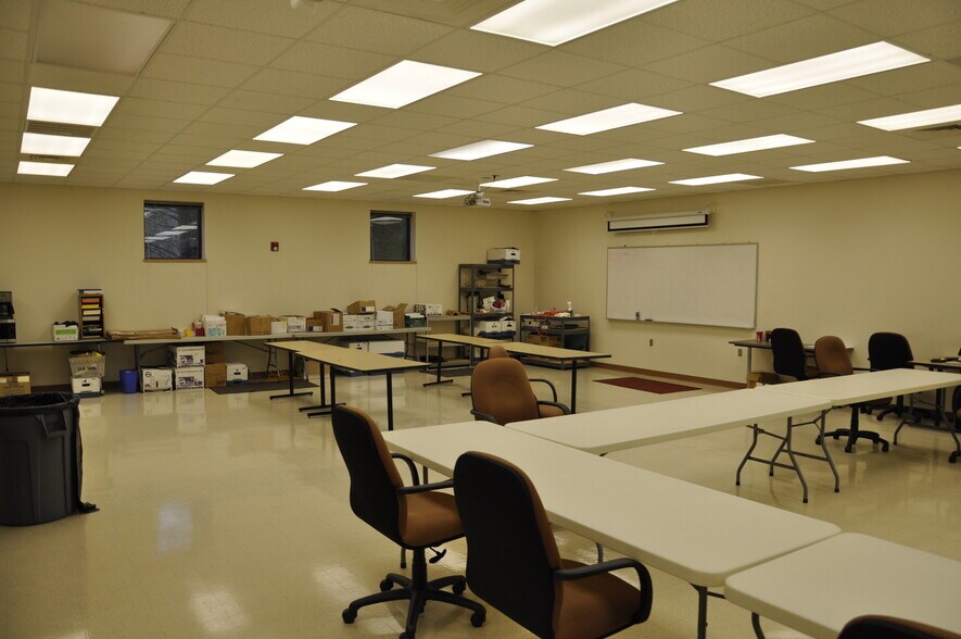 5910 Clyde Rhyne Dr, Sanford, NC à vendre - Photo du bâtiment - Image 2 de 8