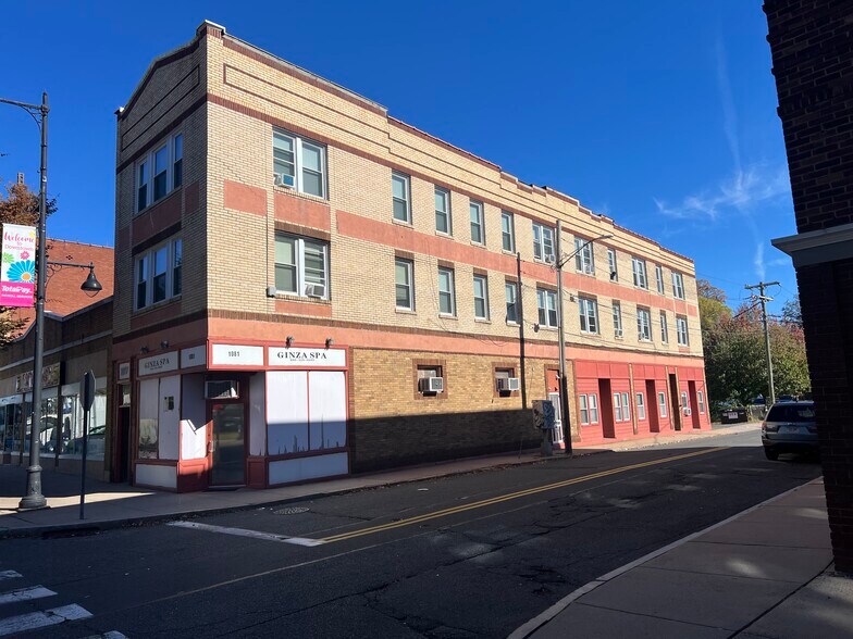 1077 Main St, Manchester, CT à vendre - Photo du bâtiment - Image 1 de 9