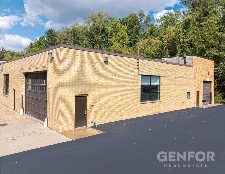 250 Curry Hollow Rd, Pittsburgh, PA à louer - Photo du bâtiment - Image 3 de 4