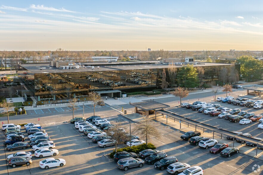 300 Jericho Quadrangle, Jericho, NY à louer - Photo du bâtiment - Image 2 de 5