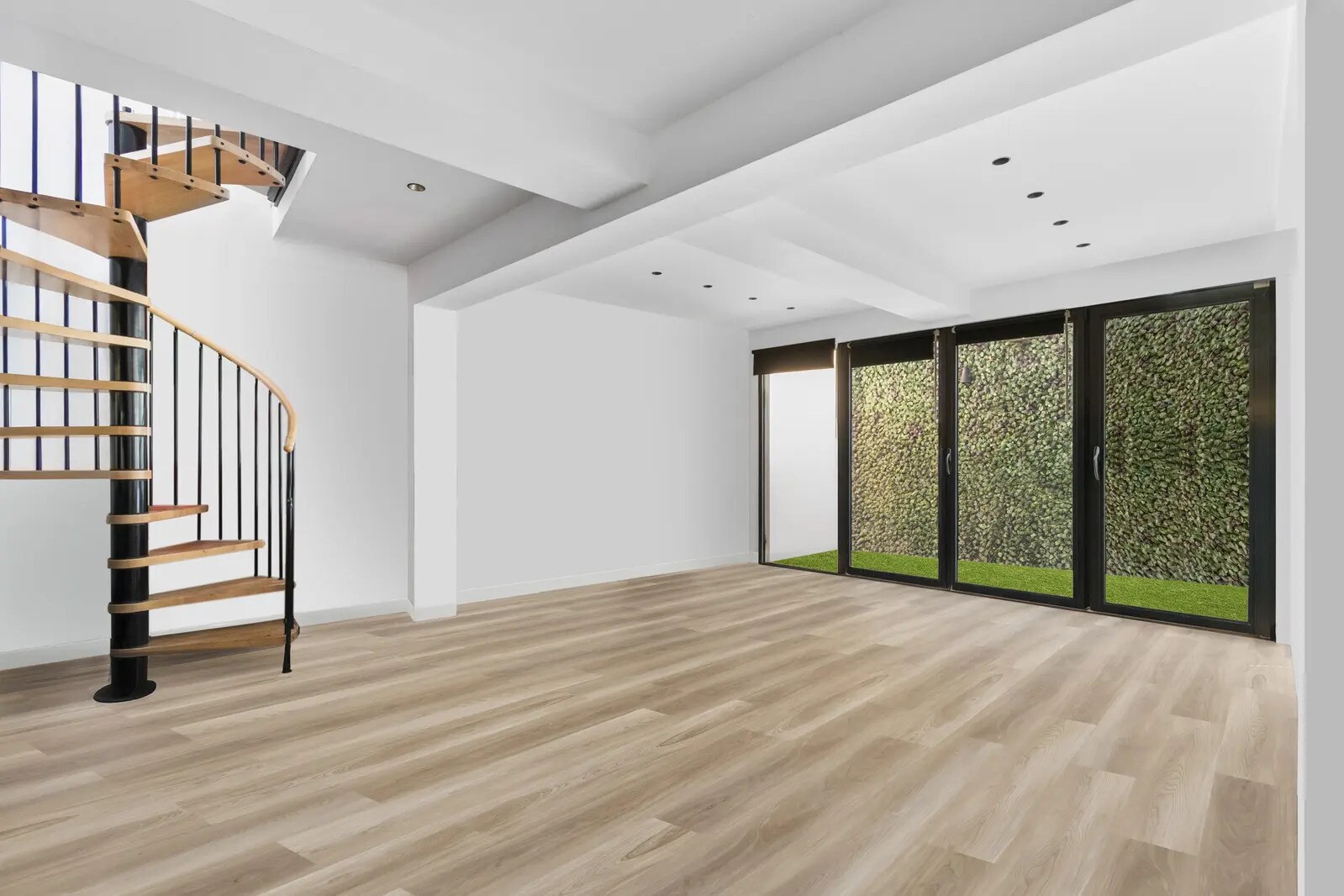 Office in Paris for sale Building Photo- Image 1 of 10