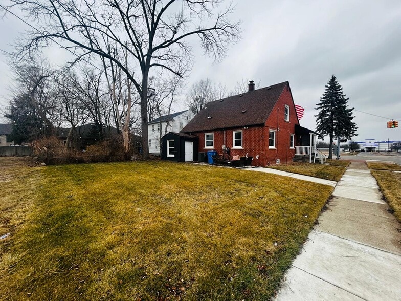 26101 W Warren St, Dearborn Heights, MI for lease - Building Photo - Image 3 of 22