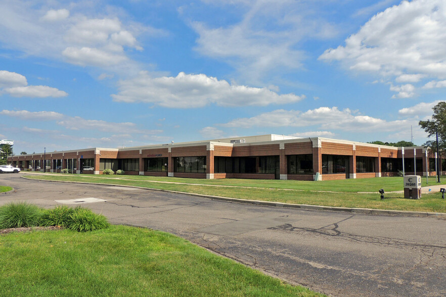 39205 Country Club Dr, Farmington Hills, MI for lease - Building Photo - Image 2 of 9