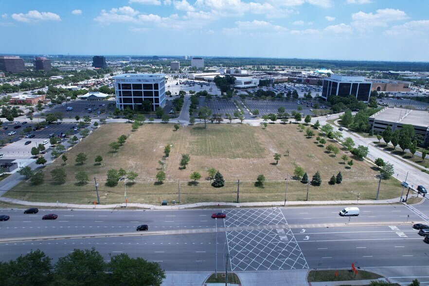 1000 N Plaza Dr, Schaumburg, IL à louer - Photo du bâtiment - Image 1 de 12