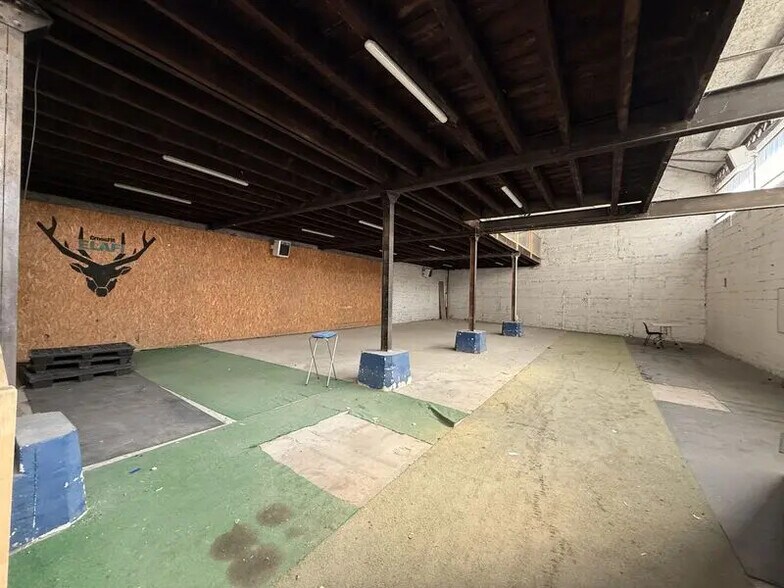 Flex in Lyon for lease - Interior Photo - Image 3 of 7