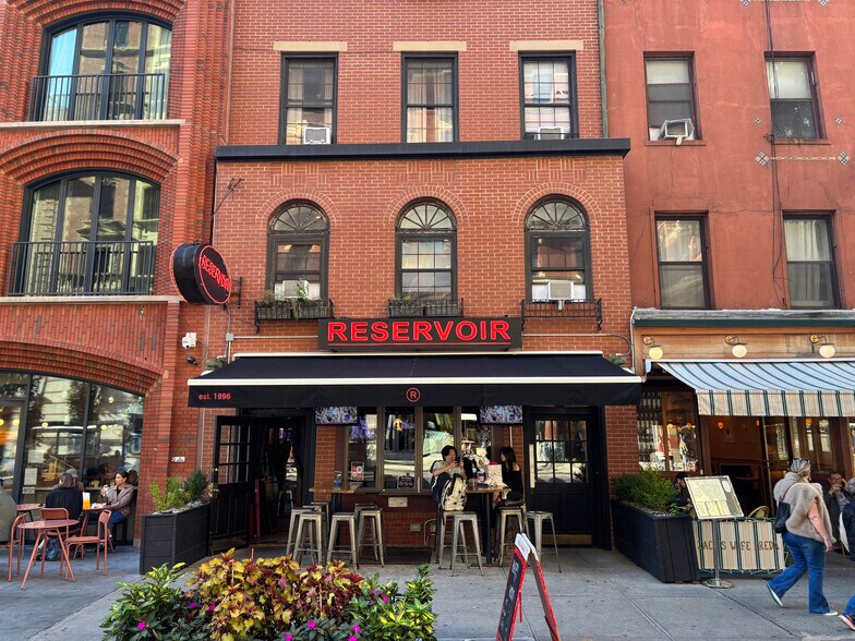 70 University Pl, New York, NY à louer - Photo du bâtiment - Image 2 de 17