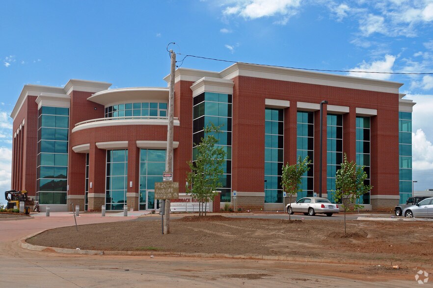 14201 Caliber Dr, Oklahoma City, OK à louer - Photo du bâtiment - Image 3 de 11