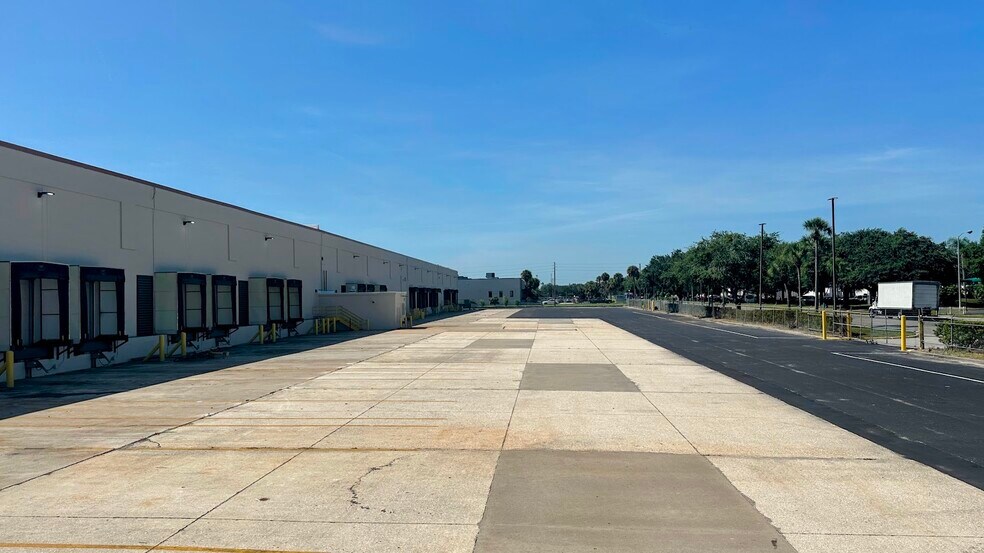 7475 Chancellor Dr, Orlando, FL à louer - Photo du bâtiment - Image 3 de 11