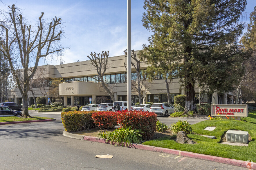 Savemart Office Portfolio portfolio of 2 properties for sale on LoopNet.ca - Primary Photo - Image 1 of 2