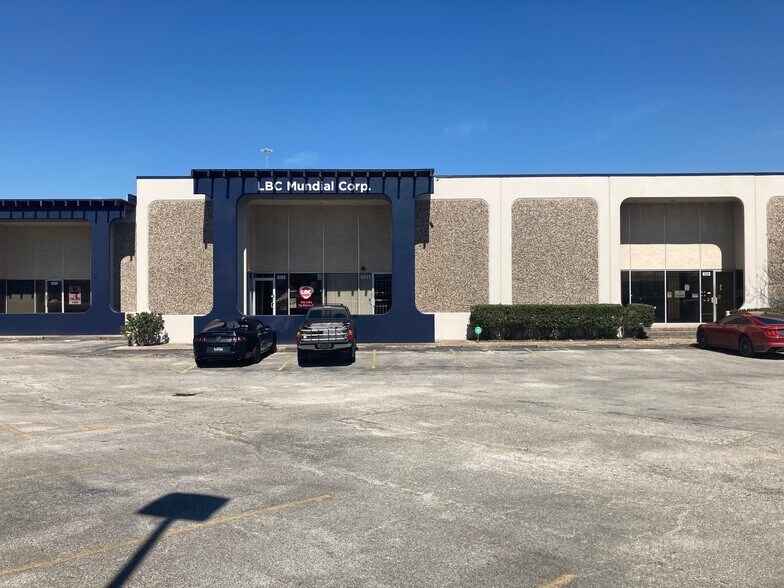 6101-6127 Long Dr, Houston, TX à louer - Photo du bâtiment - Image 3 de 8