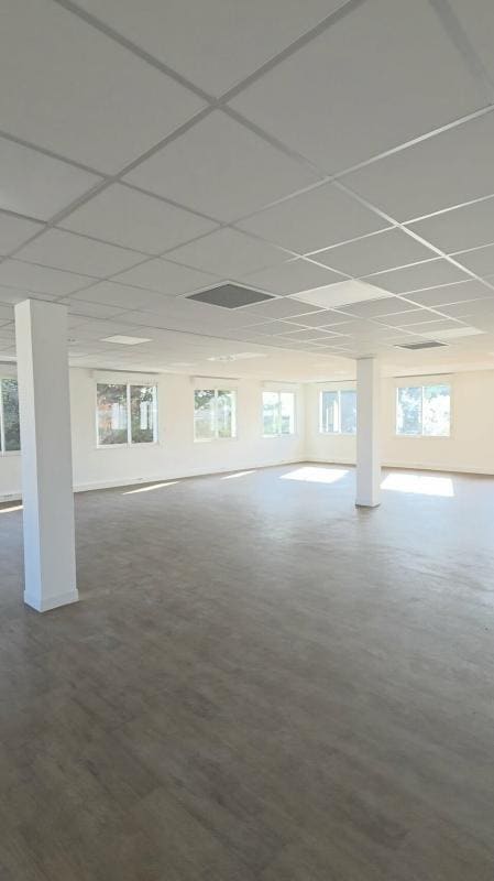Office in Le Pontet for lease Interior Photo- Image 1 of 8