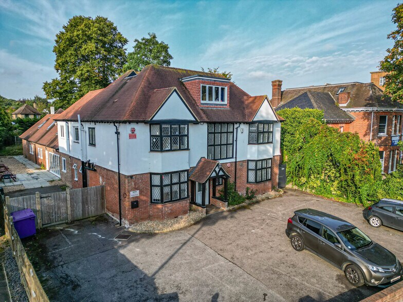 Student Accommodation Sale portefeuille de 2 propriétés à vendre sur LoopNet.ca - Photo principale - Image 1 de 2