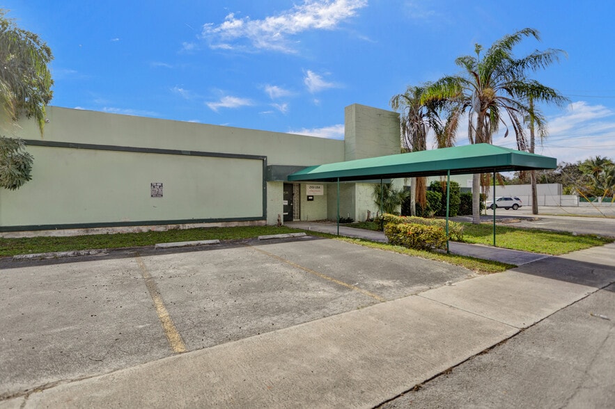 1820 NE 146th St, Miami, FL à vendre - Photo du bâtiment - Image 2 de 19