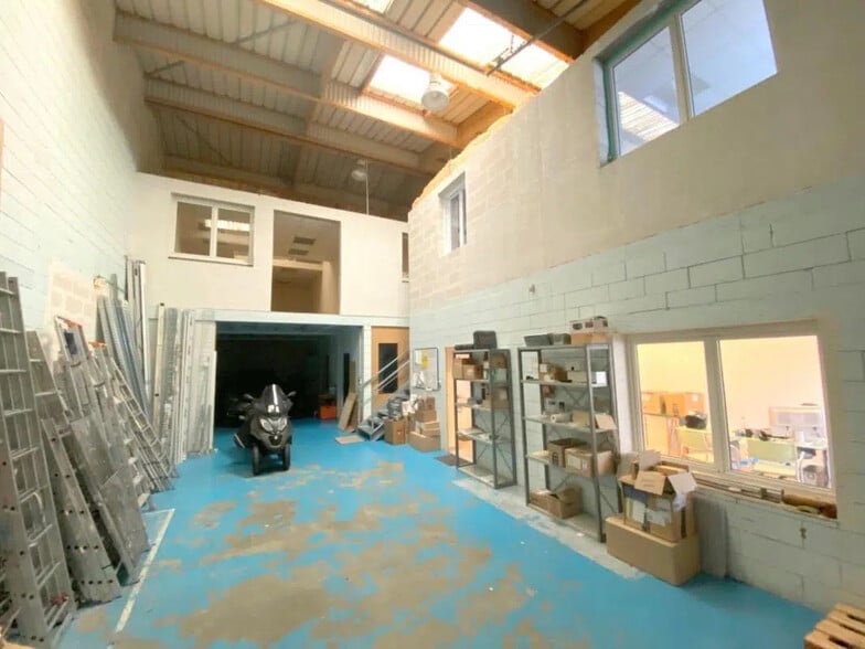 Office in Morainvilliers for lease - Interior Photo - Image 2 of 10