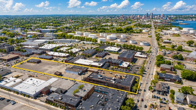 Plus de détails pour 735 Allens Ave, Providence, RI - Industriel à vendre