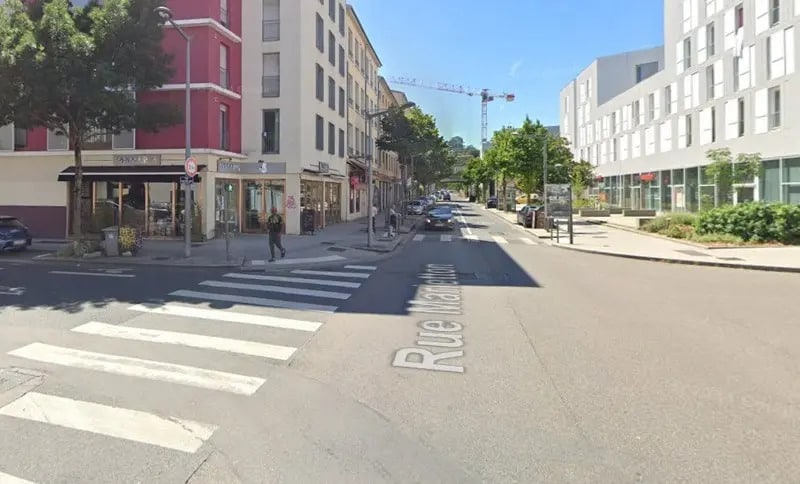 Retail in Lyon for lease Building Photo- Image 1 of 3