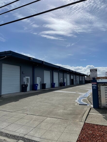 2080-2094 American Ave, Hayward, CA for lease - Building Photo - Image 2 of 2
