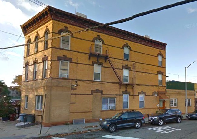 Plus de détails pour 74-02 65th St, Ridgewood, NY - Multi-résidentiel à vendre