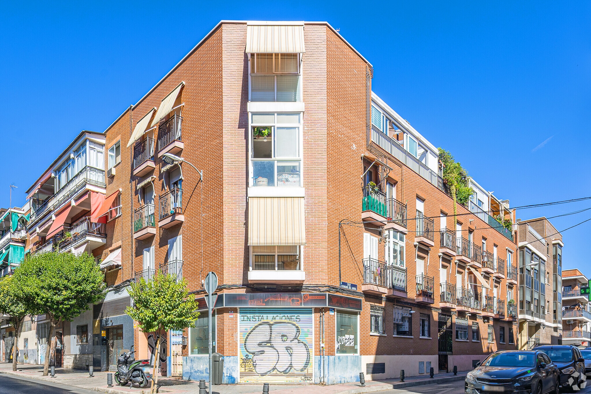Calle de los Hermanos del Moral, 68, Madrid, Madrid for sale Primary Photo- Image 1 of 3