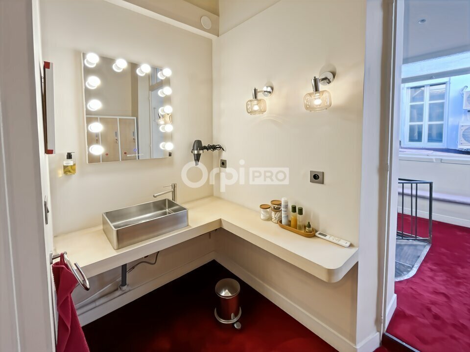 Retail in Marseille for lease Interior Photo- Image 1 of 7