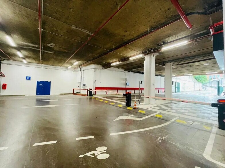 Industrial in Paris for lease - Building Photo - Image 2 of 6