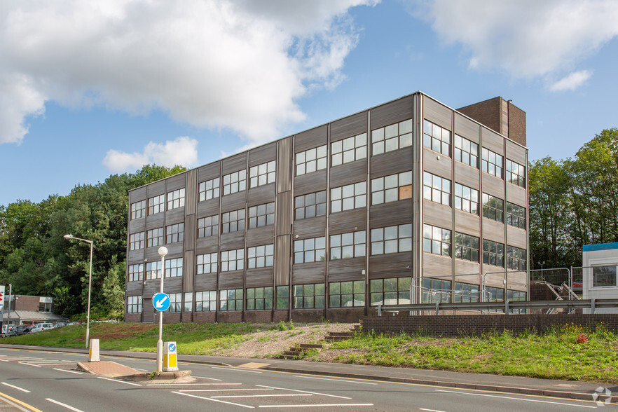 Hereward Rise, Halesowen for lease - Primary Photo - Image 1 of 3