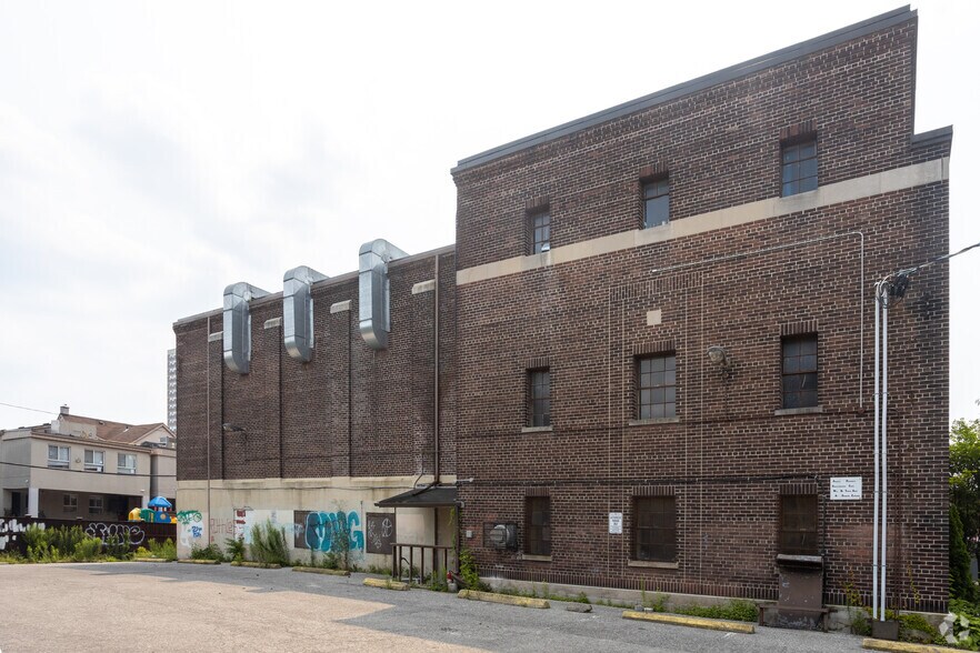 15 Chisholm Ave, Toronto, ON à vendre - Photo principale - Image 1 de 1