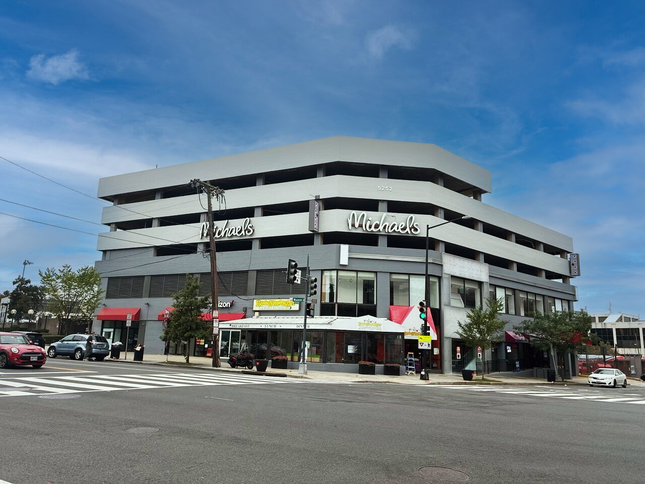 5252 Wisconsin Ave NW, Washington, DC à louer Photo principale- Image 1 de 3