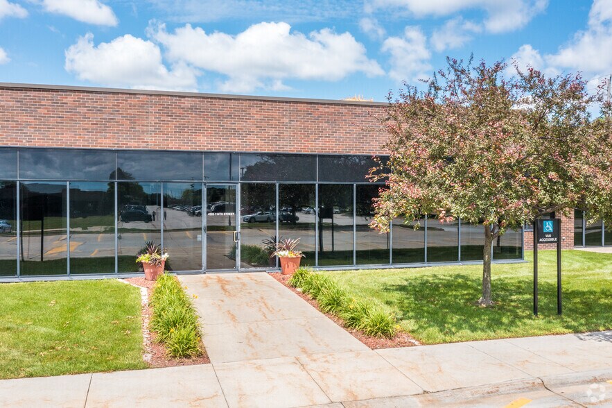 4300-4398 NW 114th St, Urbandale, IA à louer - Photo du bâtiment - Image 3 de 11