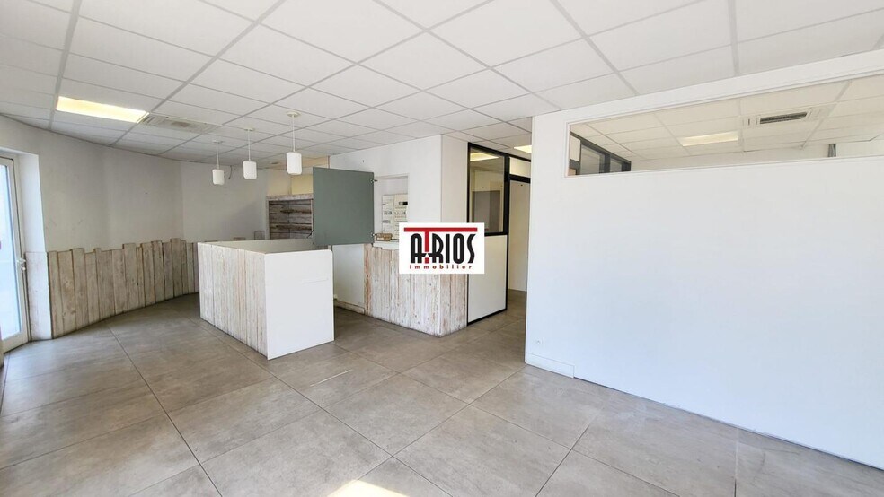 Retail in La Seyne Sur Mer for lease - Interior Photo - Image 2 of 7