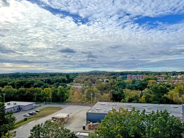 1 Sundial Ave, Manchester, NH à louer - Photo du bâtiment - Image 3 de 5