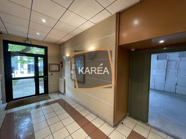 Flex in Lognes for lease - Lobby - Image 3 of 5