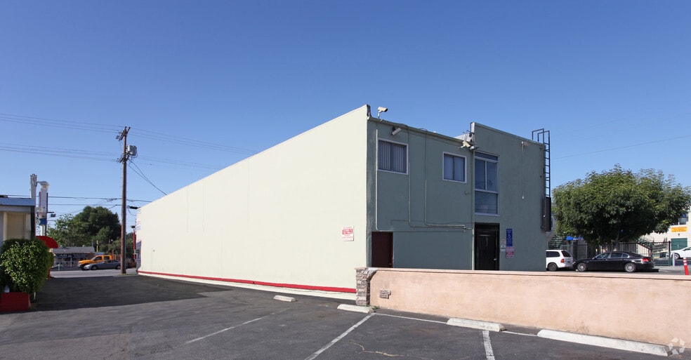 13735 Victory Blvd, Van Nuys, CA for lease - Building Photo - Image 3 of 6