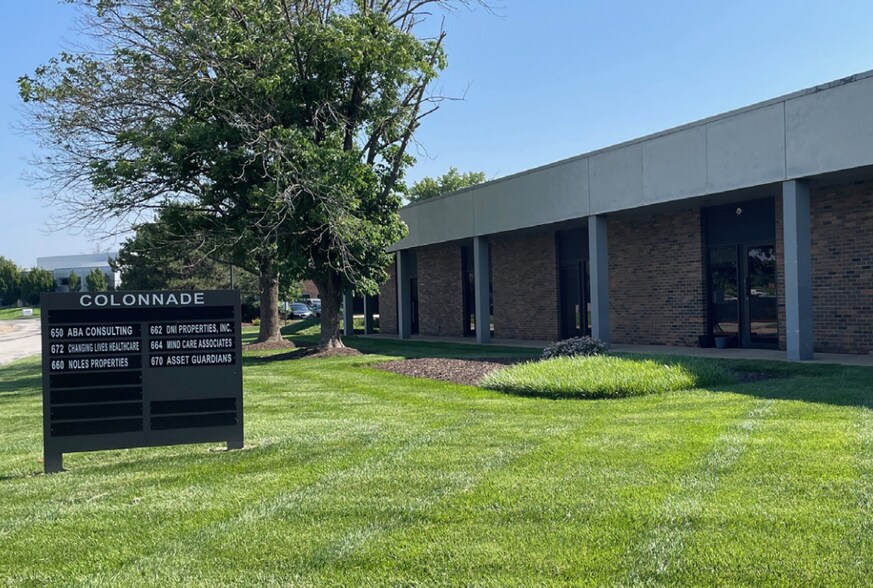 634-680 Office Pky, Creve Coeur, MO for lease - Building Photo - Image 2 of 5