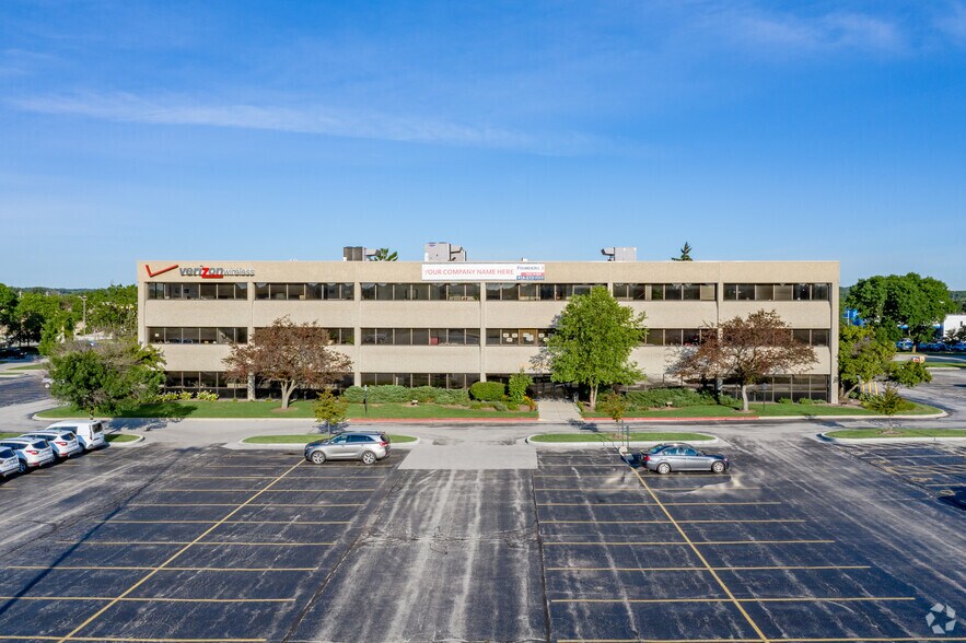 2514 S 102nd St, West Allis, WI à louer - Photo du bâtiment - Image 2 de 12