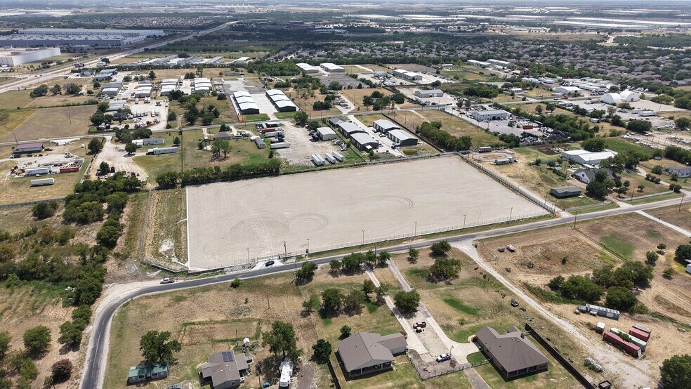 18000 J Cheshier Rd, Justin, TX à louer - Photo du bâtiment - Image 2 de 6