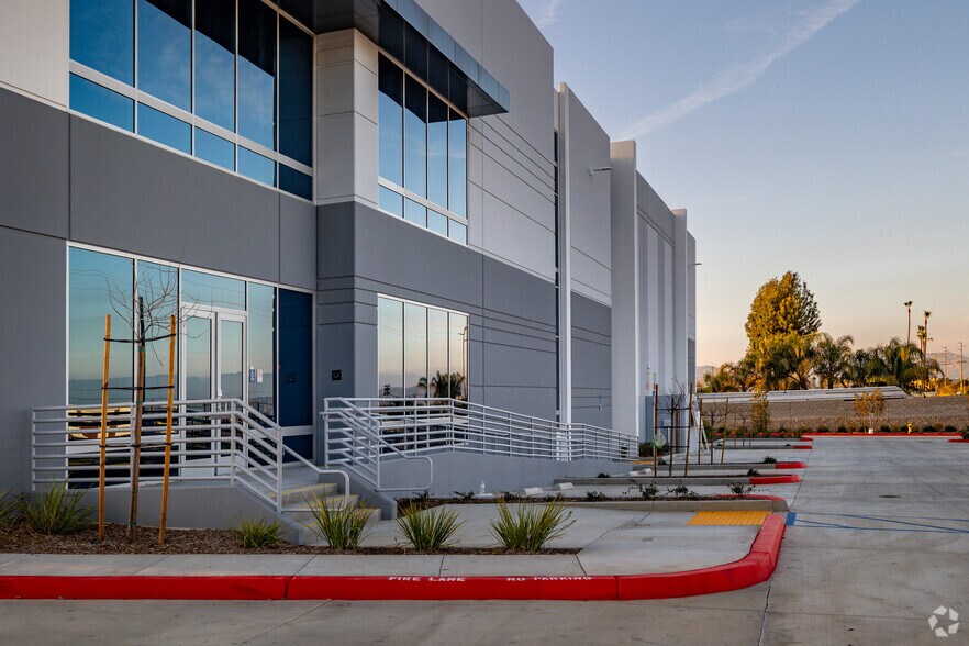 18631 Seaton Ave, Perris, CA à louer - Photo du bâtiment - Image 2 de 7