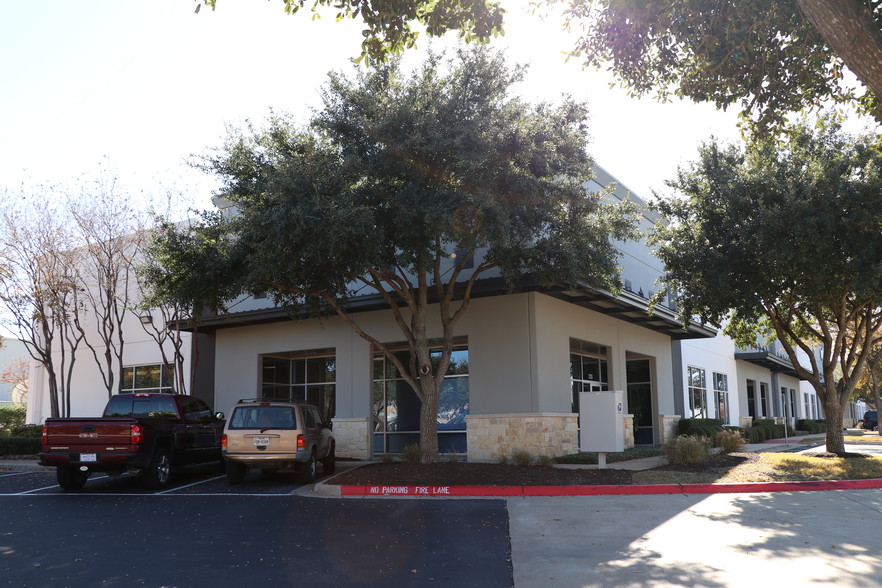 2590 Oakmont Dr, Round Rock, TX for lease - Building Photo - Image 3 of 7