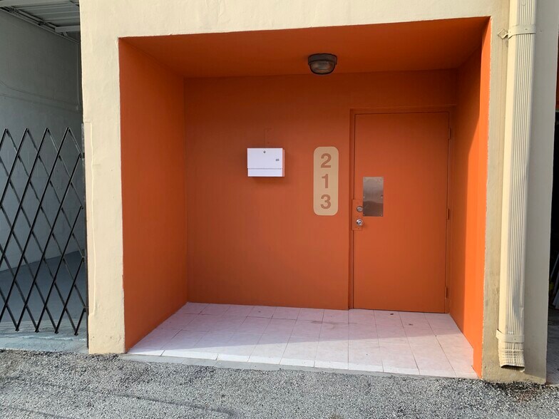 2450 W 82nd St, Hialeah, FL à louer - Photo du bâtiment - Image 3 de 16