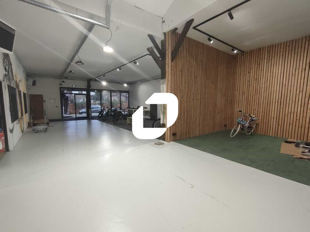 Flex in Versailles for lease Interior Photo- Image 1 of 13