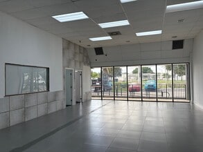 2570-2580 N Powerline Rd, Pompano Beach, FL à louer Photo intérieure- Image 2 de 12