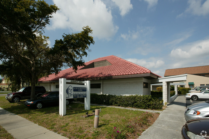 39 Barkley Cir, Fort Myers, FL for lease - Building Photo - Image 3 of 5