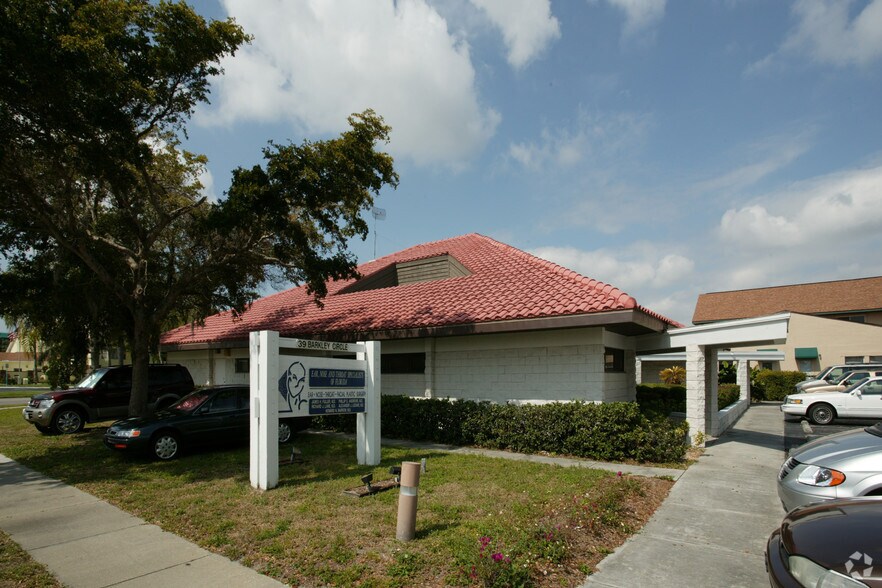 39 Barkley Cir, Fort Myers, FL à louer - Photo du bâtiment - Image 3 de 5