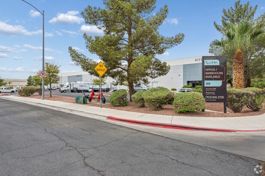 4171 Distribution Cir, North Las Vegas, NV à louer - Photo du bâtiment - Image 2 de 12