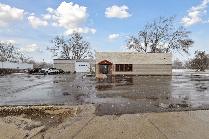 2502 E Michigan Ave, Ypsilanti, MI à louer - Photo du bâtiment - Image 3 de 44